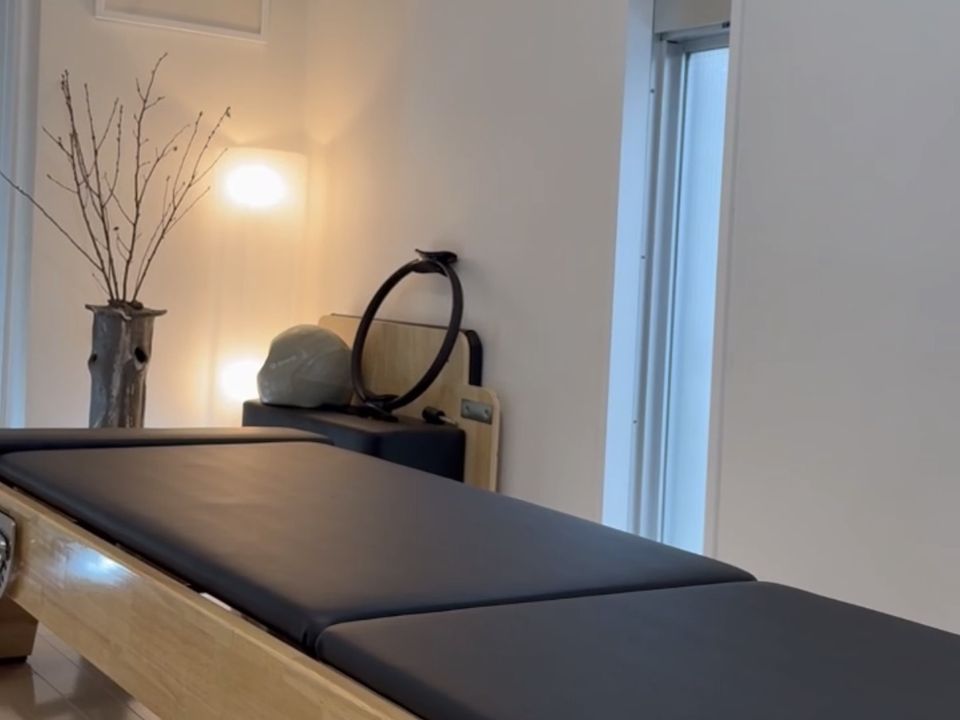 Pilates MUSE 丸太町のスタジオ。窓際のリフォーマーと生け枝